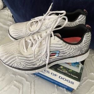 Women’s Skechers tennis shoe